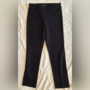 Hilary Radley Black capri pants with diamond pattern fabric.